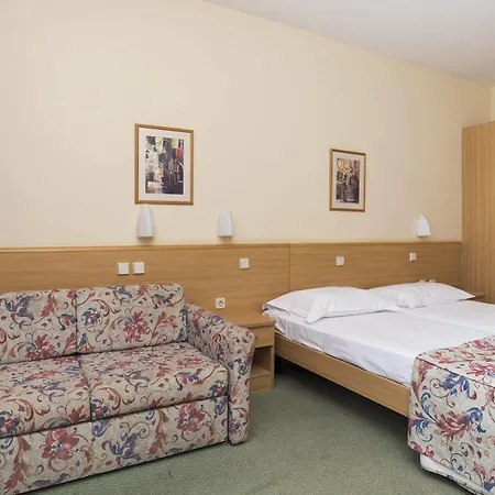 Aurora Plava Laguna 4* أوماغ