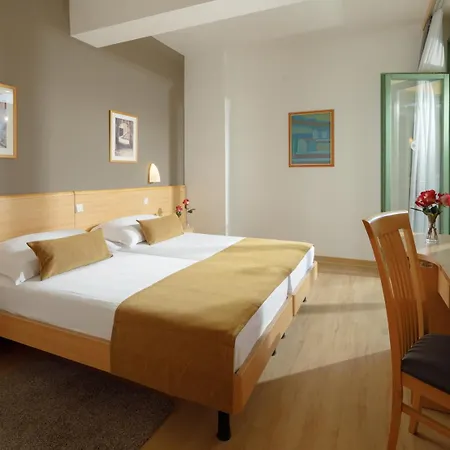 Aurora Plava Laguna فندق أوماغ